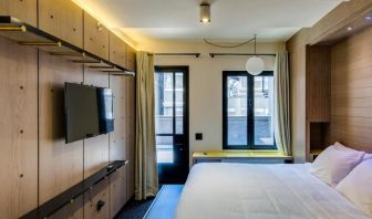 King room with large windows, work desk and private bathroom at Hotel Shocard NYC.