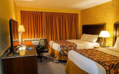 Day use twin room with work desk and private bathroom at Elmhurst Hotel.