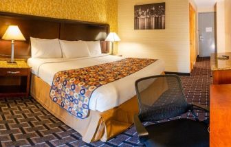 Standard day use room with work desk and private bathroom at Elmhurst Hotel.