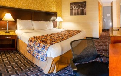 Standard day use room with work desk and private bathroom at Elmhurst Hotel.