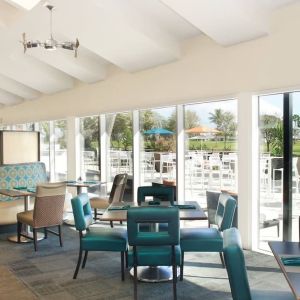 On-site restaurant with comfortable seating, perfect for co-working at Sheraton Miami Airport Hotel.