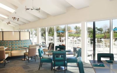 On-site restaurant with comfortable seating, perfect for co-working at Sheraton Miami Airport Hotel.