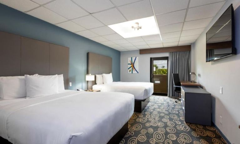 Day use twin room with work desk and private bathroom at Regency Miami Airport By Sonesta.