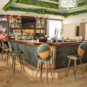 On-site bar at Regency Miami Airport By Sonesta.