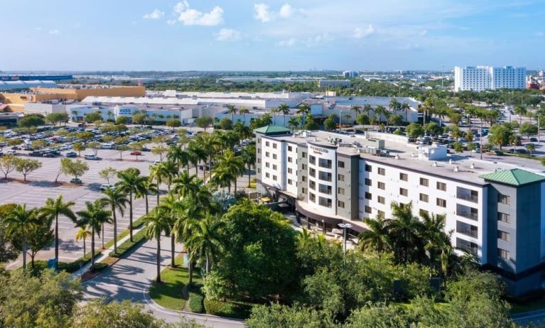 Exterior view and parking area at Courtyard Miami Dolphin Mall.