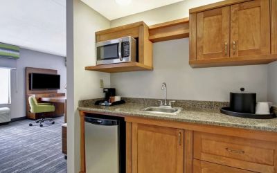 King room at Hampton Inn And Suites Guelph.