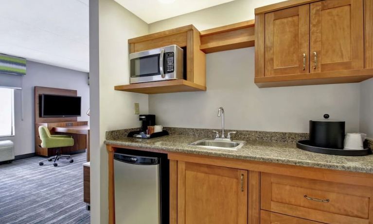 King room at Hampton Inn And Suites Guelph.
