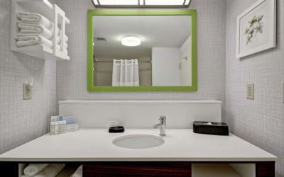 King room at Hampton Inn And Suites Guelph.