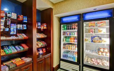 Snack bar at Hampton Inn And Suites Guelph.