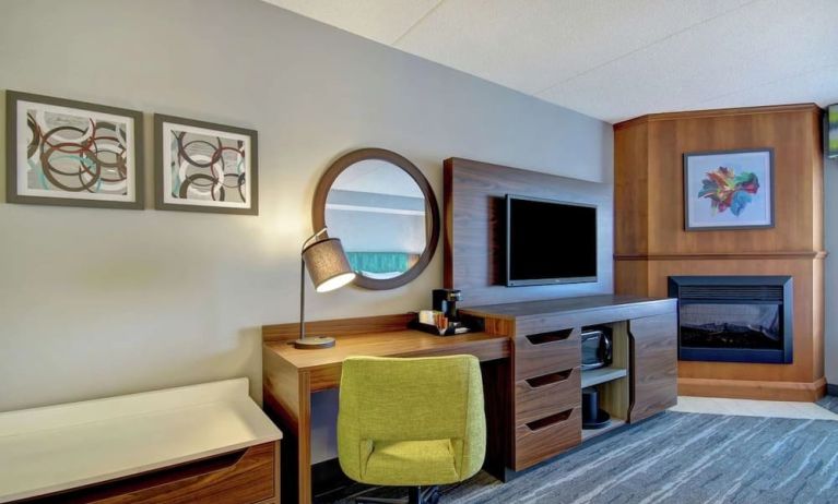 King room at Hampton Inn And Suites Guelph.