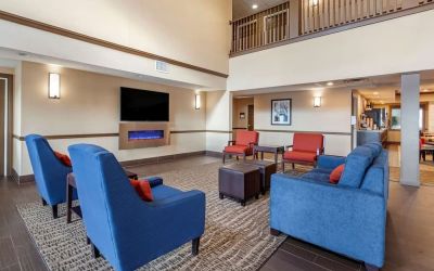 Lobby lounge at Comfort Inn & Suites Geneva - West Chicago.