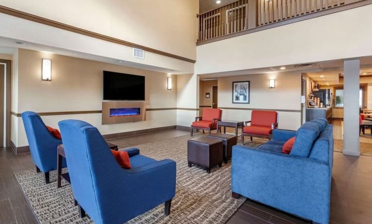 Lobby lounge at Comfort Inn & Suites Geneva - West Chicago.