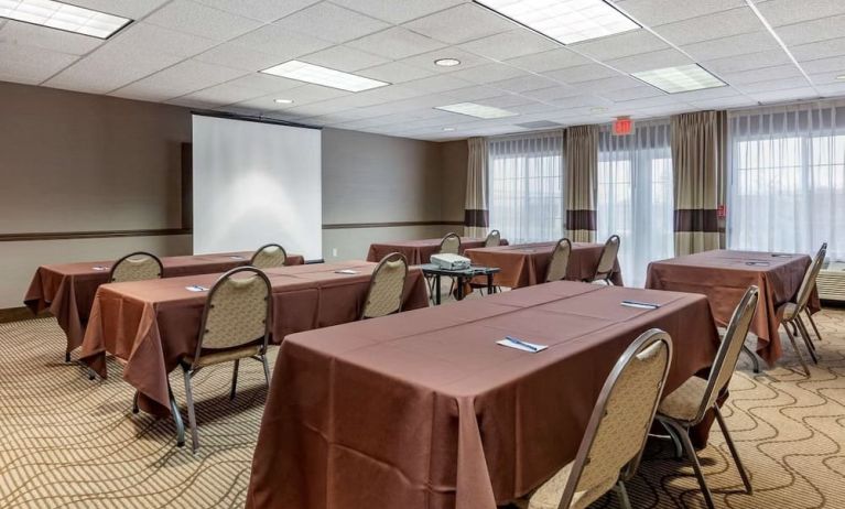 Meeting room at Comfort Inn & Suites Geneva - West Chicago.