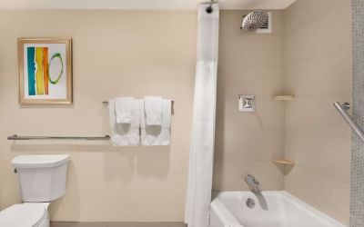 Private guest bathroo with combined shower and tub at Hilton Miami Airport Blue Lagoon.