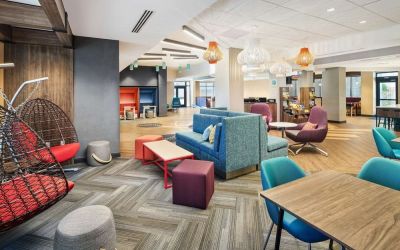 Lounge and coworking space at Tru By Hilton Ft. Lauderdale Airport.