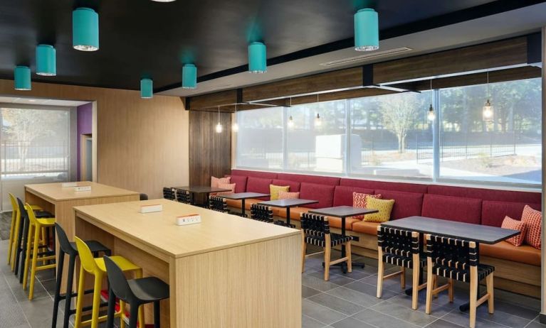 Coworking space at Tru By Hilton Atlanta Northlake Parkway.