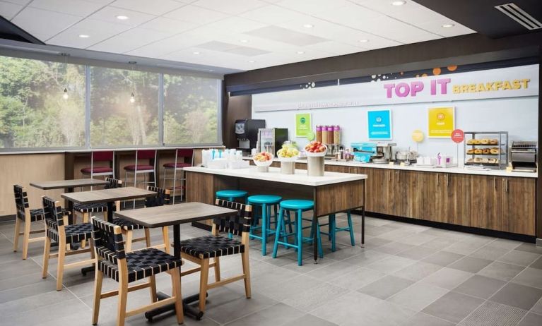 Dining room at Tru By Hilton Atlanta Northlake Parkway.
