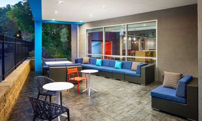 Coworking lounge at Tru By Hilton Atlanta Northlake Parkway.