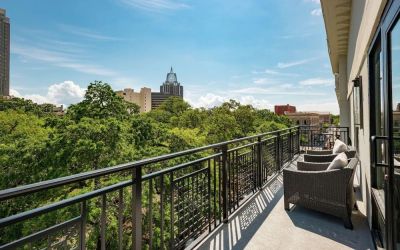 Oudoor terrace at Hilton Garden Inn Mobile Downtown.