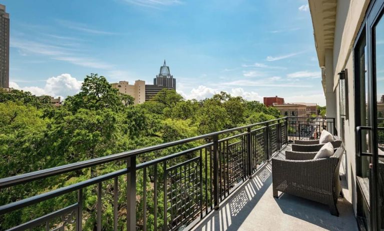 Oudoor terrace at Hilton Garden Inn Mobile Downtown.