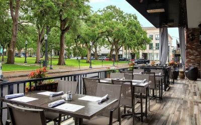 Outdoor restaurant at Hilton Garden Inn Mobile Downtown.