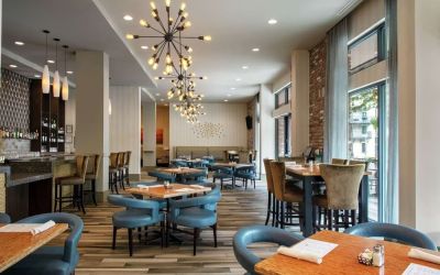 Dining area at Hilton Garden Inn Mobile Downtown.