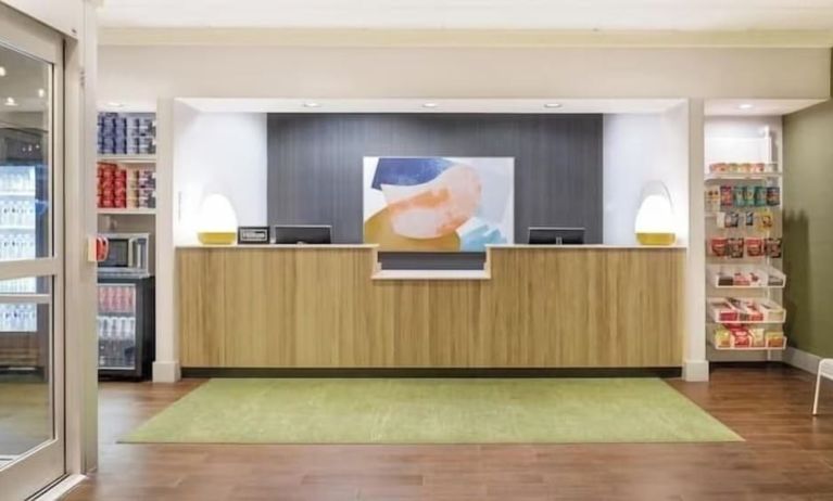 Hotel reception at Spark By Hilton Lexington Hamburg.