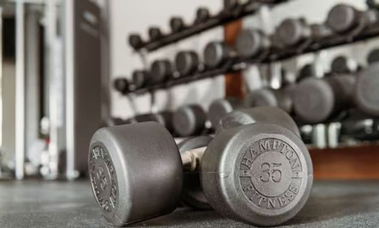 Fitness center at Hampton By Hilton Cusco.