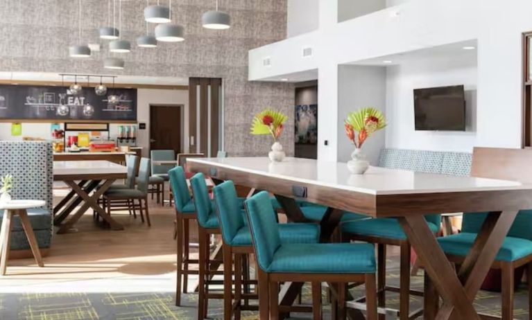 Coworking space at Hampton By Hilton Cusco.