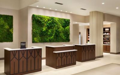 Reception desk at Embassy Suites By Hilton Oahu Kapolei.
