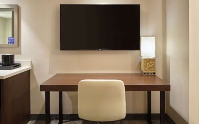 Work space at Embassy Suites By Hilton Oahu Kapolei.