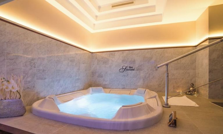 Whirlpool available at Splendid Hotel & Spa Nice.