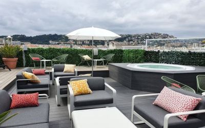 Jacuzzi tub and coworking space in rooftop of Splendid Hotel & Spa Nice.