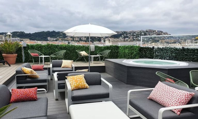 Jacuzzi tub and coworking space in rooftop of Splendid Hotel & Spa Nice.