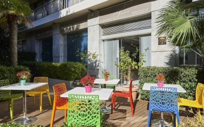 Alfresco dining perfect for coworking at Splendid Hotel & Spa Nice.