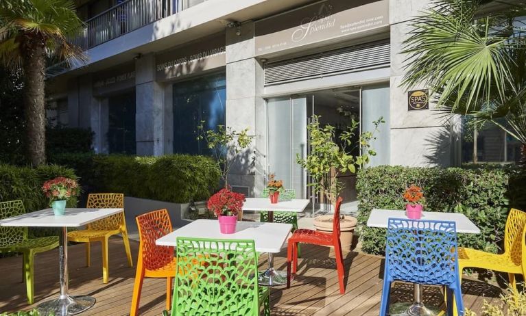 Alfresco dining perfect for coworking at Splendid Hotel & Spa Nice.