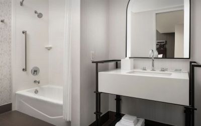 Private guest bathroom with shower and tub at Courtyard San Diego Downtown.