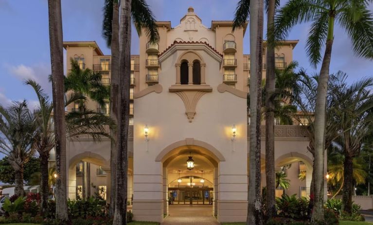 Entrance at Embassy Suites By Hilton Miami - International Airport.