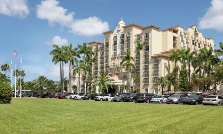 Exterior view and parking area of Embassy Suites By Hilton Miami - International Airport.