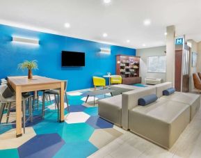Lounge at Microtel Inn And Suites By Wyndham Austin Airport.