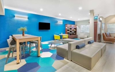 Lounge at Microtel Inn And Suites By Wyndham Austin Airport.