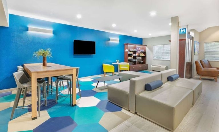 Lounge at Microtel Inn And Suites By Wyndham Austin Airport.