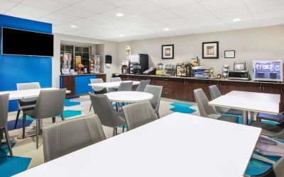 Dining room at Microtel Inn And Suites By Wyndham Austin Airport.