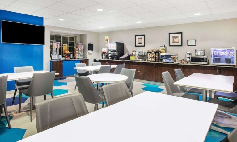 Dining room at Microtel Inn And Suites By Wyndham Austin Airport.