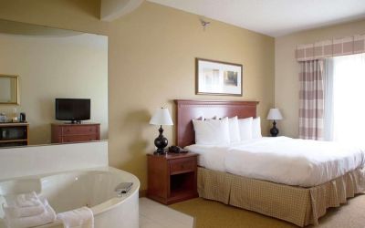 Romantic day use room at Country Inn & Suites By Radisson Mankato Hotel.