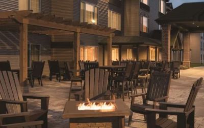 Outdoor fire pit at Country Inn & Suites By Radisson Mankato Hotel.