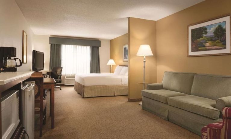 Romantic day use room at Country Inn & Suites By Radisson Mankato Hotel.