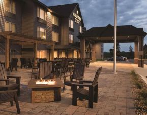 Fire pit at Country Inn & Suites By Radisson Mankato Hotel.