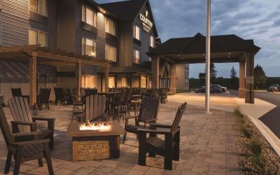 Fire pit at Country Inn & Suites By Radisson Mankato Hotel.