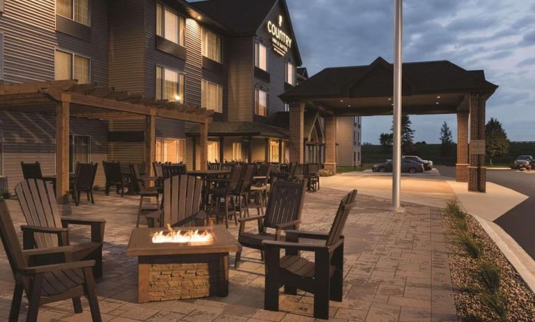 Fire pit at Country Inn & Suites By Radisson Mankato Hotel.